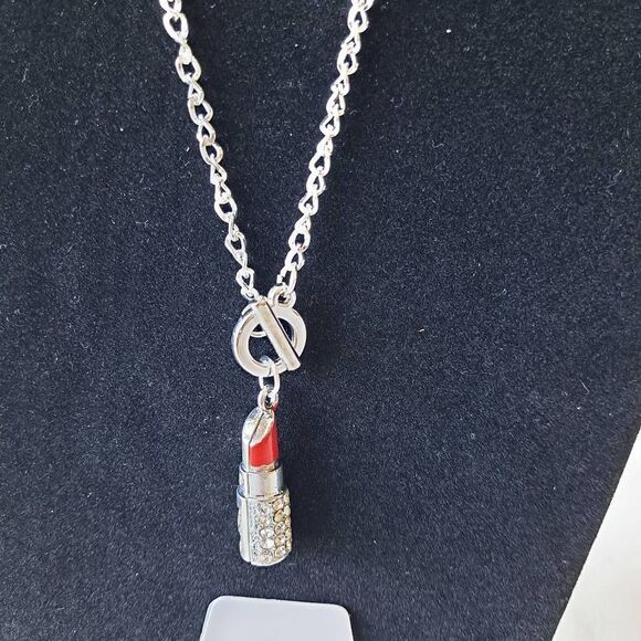 11 Adorable lipstick necklaces - Picture 4 of 6